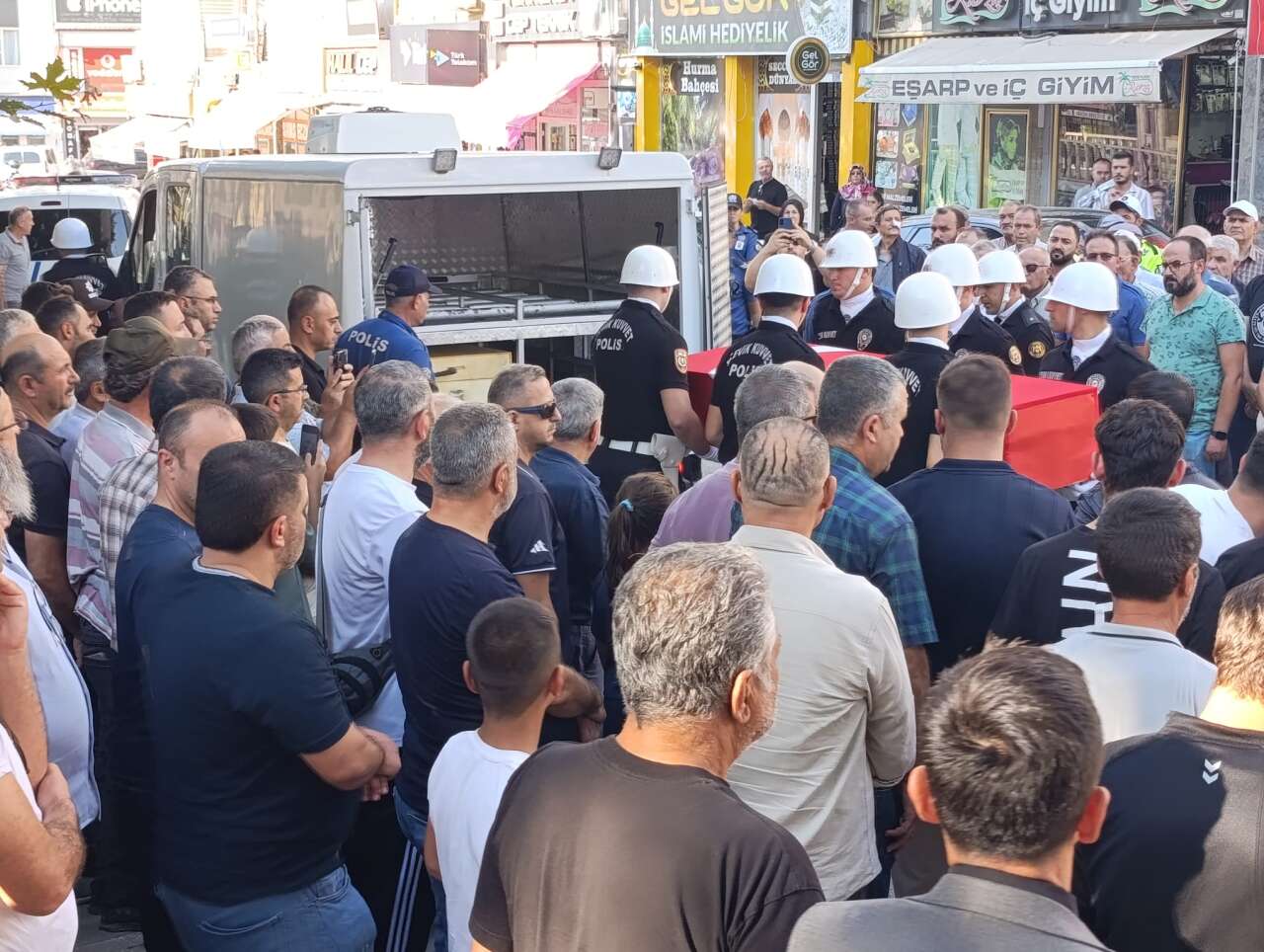 Konya’da hayatını kaybeden polis memuru son yolculuğa uğurlandı 2
